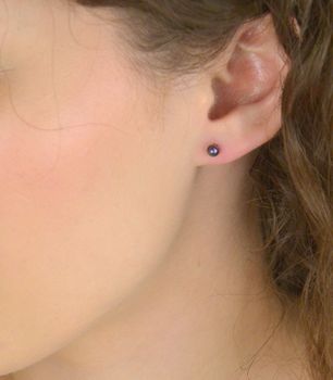 Srebrne kolczyki z ciemną perłą hodowlaną 4 mm z benzynowym połyskiem. Fiolet, zieleń, srebro 925. Elegancja i lekkość na każdą okazję (3).JPG